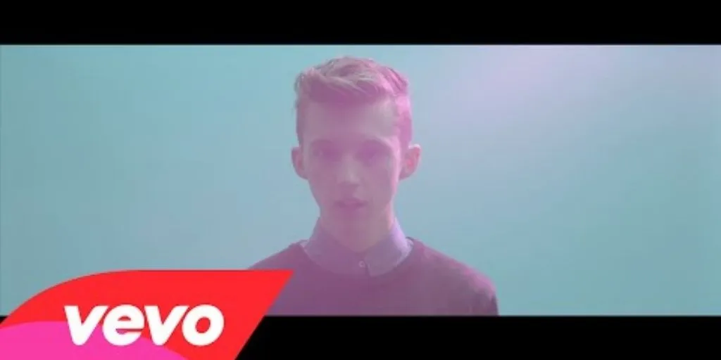 Troye Sivan - Strawberry & Cigarettes (Terjemahan)