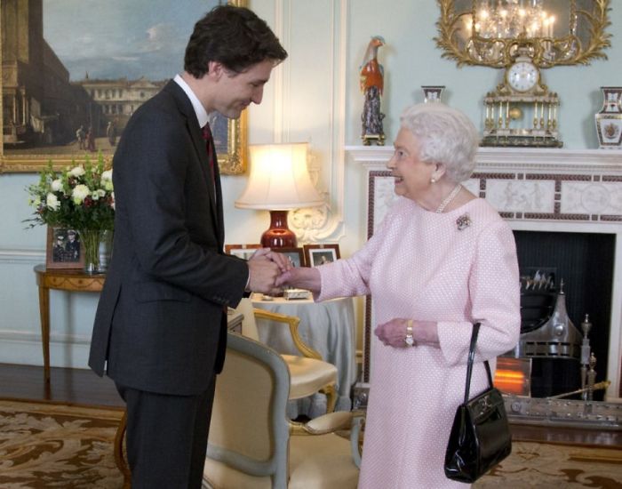 Trudeau bahkan merupakan satu-satunya orang yang dapat merayu Ratu Elizabeth II via Twitter Š BoredPanda.com