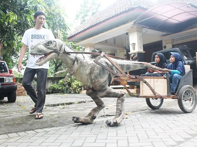 Iqbal mencoba gerobak T-Rex buatannya. (Credit: KRJogja/Yudho P)