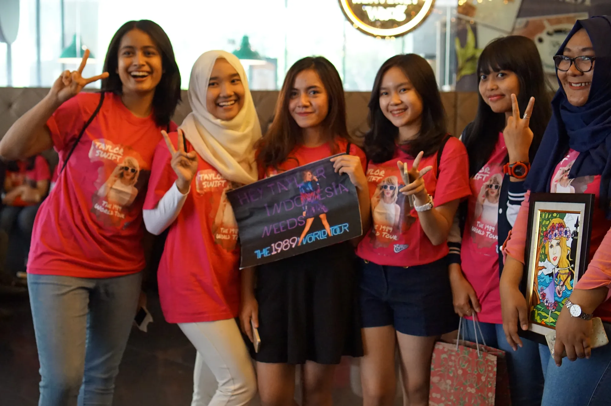 Beragam pernak-pernik yang dibawa Cornetto Lovers Indonesia di konser Taylor Swift Singapura ©KapanLagi.com