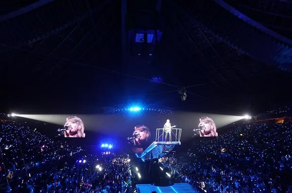 Tata panggung yang keren membuat konser Taylor Swift lebih seru ©instagram/taylorswift