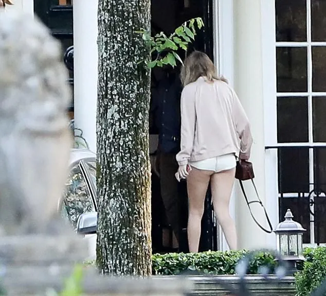 Momen di mana Taylor Swift tiba di rumah orangtuanya di Nashville © istimewa