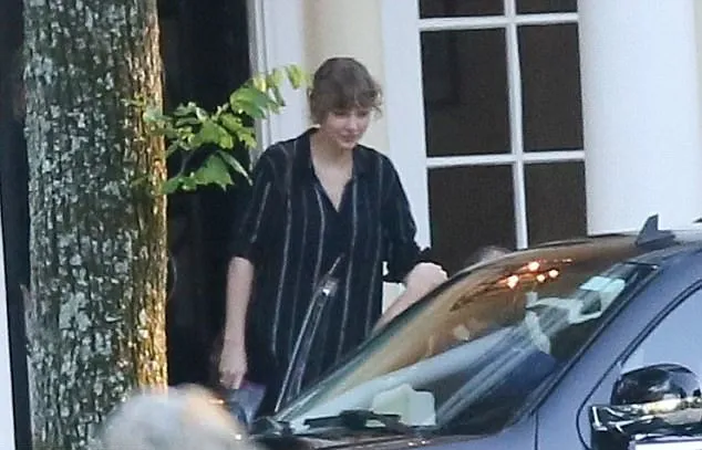 Taylor Swift keluar dari rumah orangtuanya pada Hari Minggu (14/5) © istimewa
