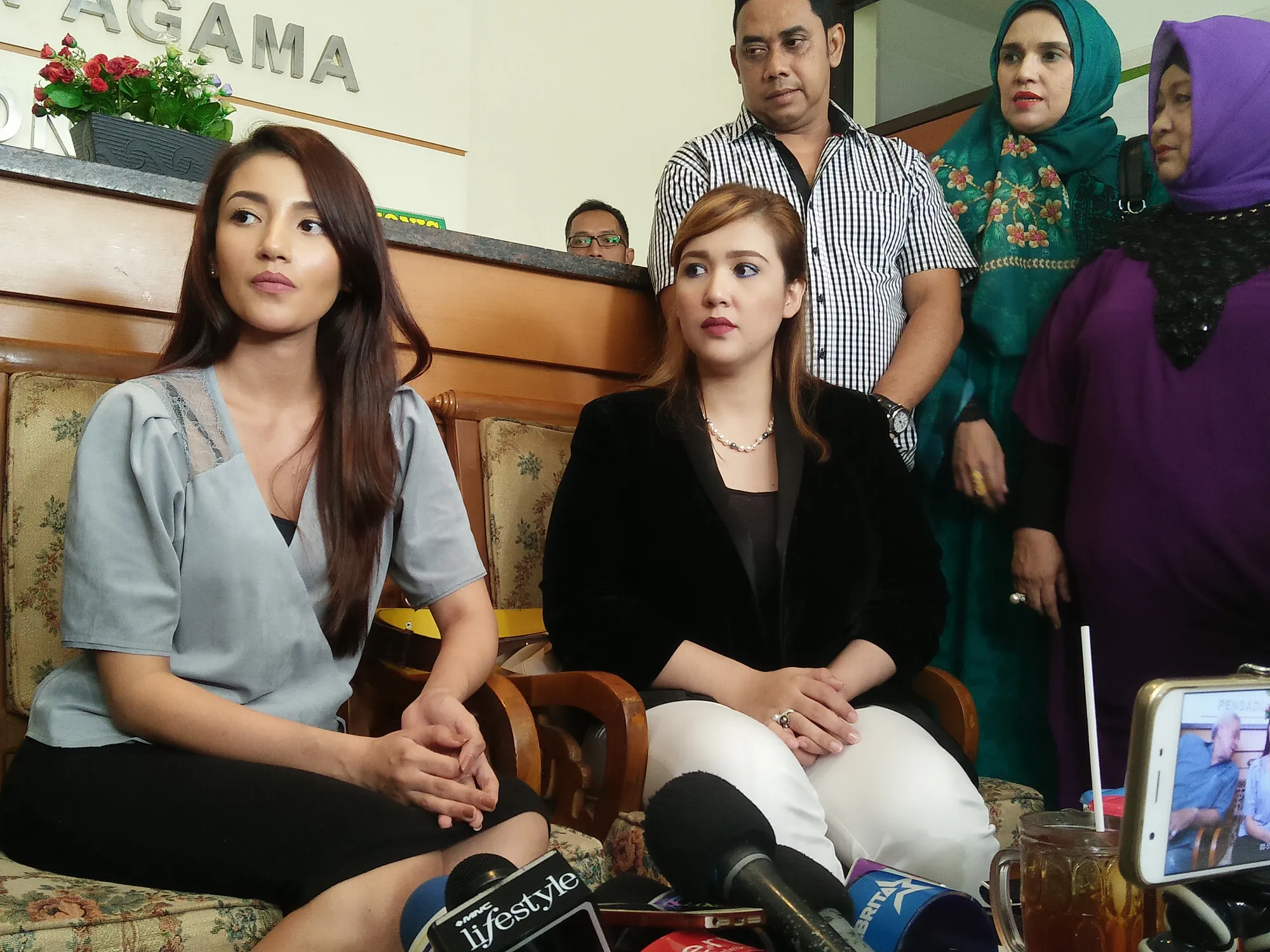 Atalarik Syach tidak hadir di sidang cerai perdananya karena menjalankan ibadah umrah © KapanLagi.com/Nuzulur Rakhmah