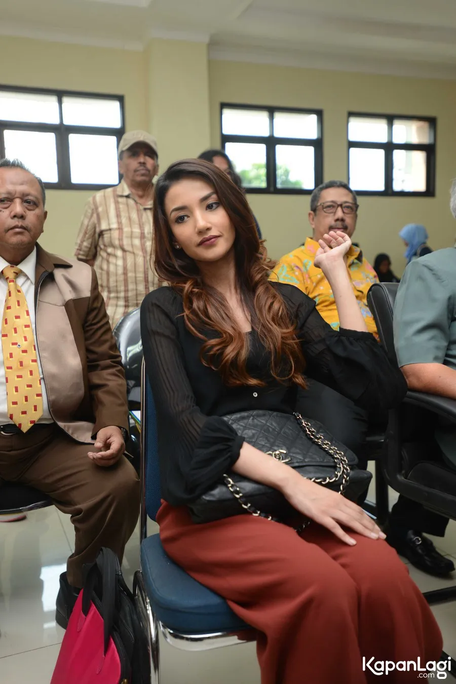 Ajis, paman Tsania (baju kuning), ikut geram dengan Arik © KapanLagi.com®/Bayu Herdianto