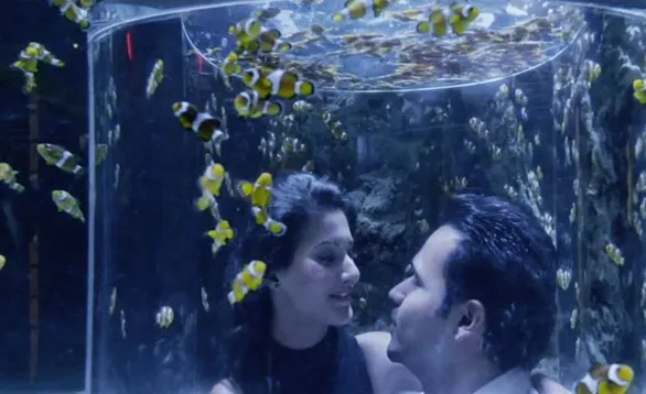 Kemesraan Emraan Hashmi dan Amyra Daspur dalam 'TU JO HAIN' @movieglamour.com
