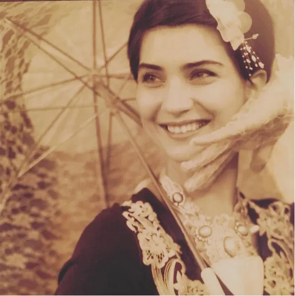 Ini dia foto vintage Tuba yang diambil di kota Praha, cantik kan? © Instagram.com/tubabustun.official