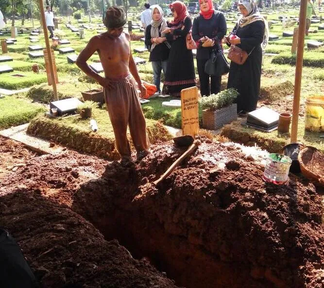 Makam Istri Tukul © Kapanlagi/Abbas Aditya