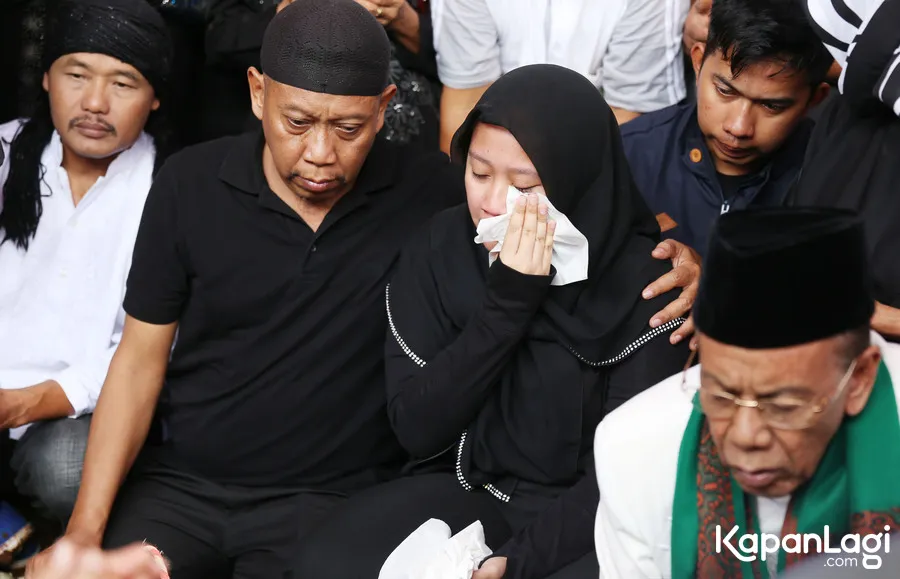 Tukul Arwana tak kuasa menahan tangis karena kehilangan istrinya. ©KapanLagi.com/Budy Santoso