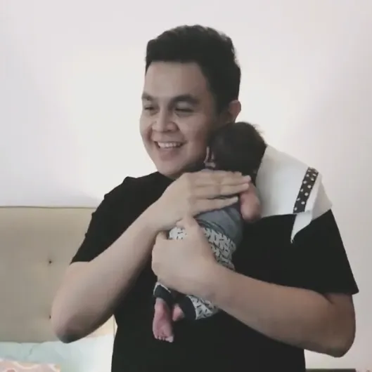 Tulus Gendong Baby Kawa © Instagram/andienippekawa