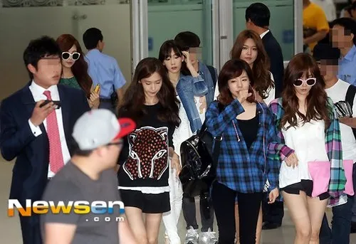 Taeyeon bersama member Girls Generatin tiba di bandara Gimpo @newsen.com