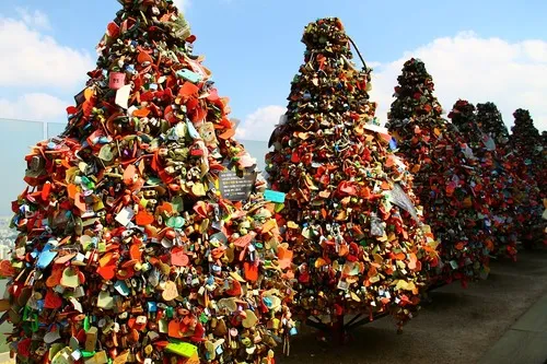 Gembok cinta di Namsan Tower. ©koreaboo