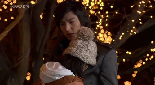 Lee Min Ho memeluk mesra Goo Hye Sun. ©koreaboo