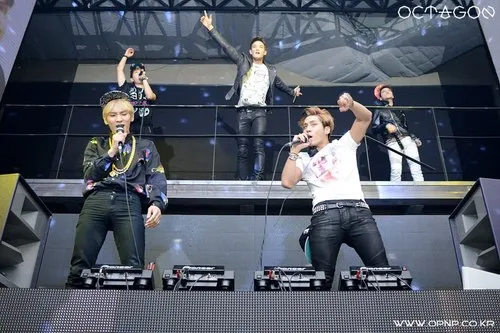 Jonghyun dan Key menjadi DJ di club malam. ©koreaboo