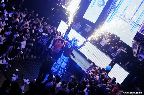 Ellui dengan pesta yang mereka gelar. ©koreaboo