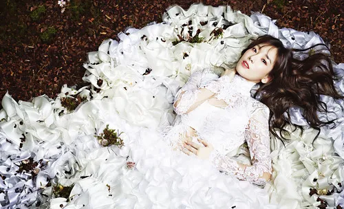 Taeyeon dengan gaun putihnya. ©CeCi via Koreaboo
