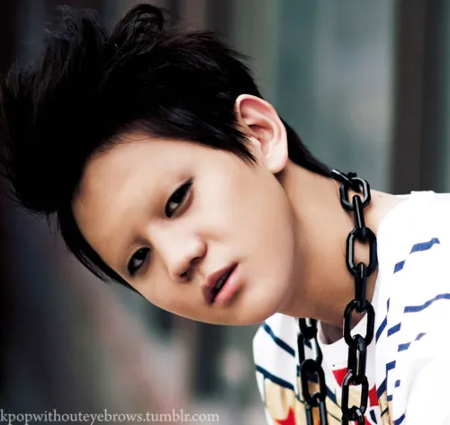 Yoseob diedit tanpa alis. ©Koreaboo