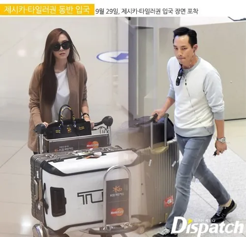 Jessica Girls Generation dan Tyler Kwon terlihat di bandara Incehon setelah landing dari pesawat yang sama. Dispatch®