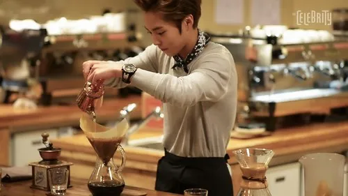 Xiumin cenderung agak freak kalau soal kebersihan. ©Koreaboo