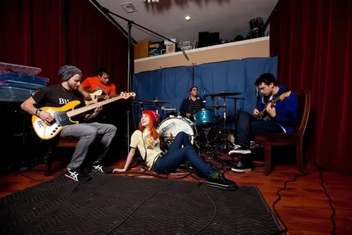 Mungkin, seperti ini suasana penggarapan album Paramore :) @thestudiosession.tumblr.com