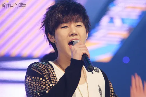 Meski baju dalam meminjam, penampilan Sunggyu di atas panggung tetap keren kan? ©tumblr.com