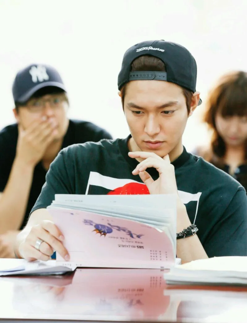 Serius plajari naskah, Lee Min Ho nampak super ganteng @soompi.com