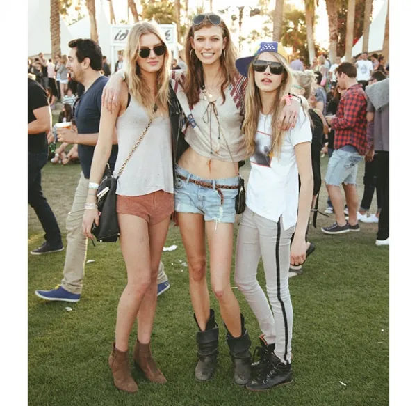 Lily Donaldson, Karlie Kloss, dan Cara Delevingne berpose bersama © tumblr