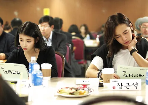 Sesi reading naskah drama Pretty Man. IU duduk di samping Jang Geun Suk ©tumblr