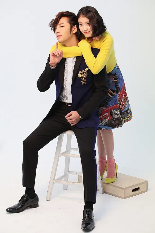 IU dan Jang Geun Suk ikuti sesi foto di balik layar promosi drama Pretty Man ©tumblr