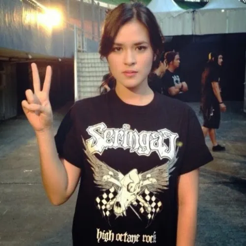 Mau kelihatan keren? Coba pakai kaos band © Instagram.com