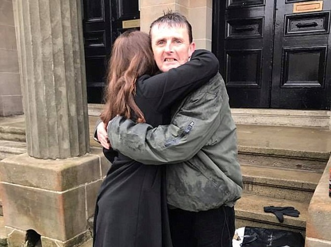 Rekan kerja John, Alyshia memeluk James sembari mengucapkan terimakasih. (Credit: Dailymail UK)