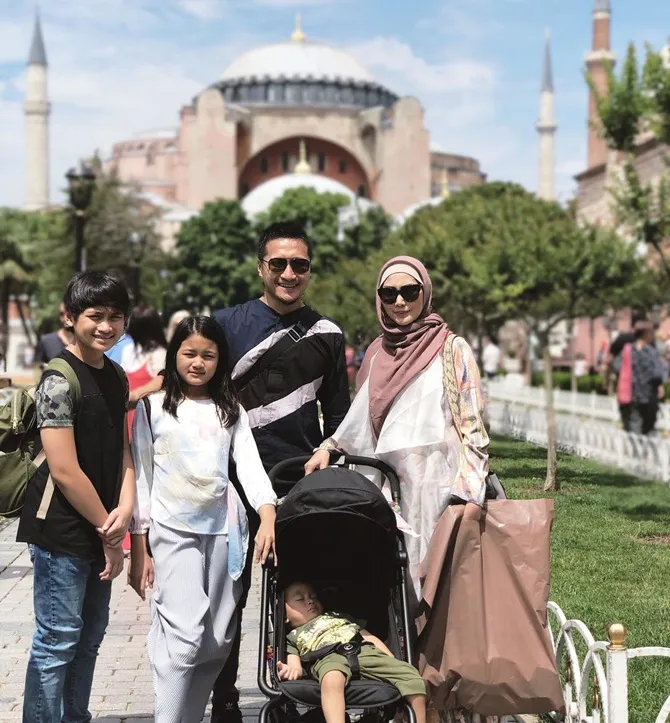 Arie Untung ingin sang anak perdalam agama juga (credit: instagram.com/ariekuntung)