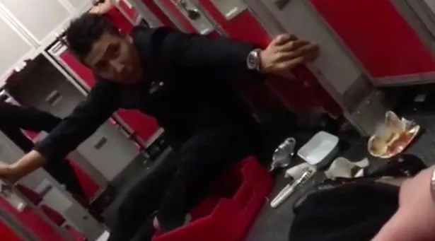 Video turbulensi hebat Air Asia jadi viral © mirror.co.uk