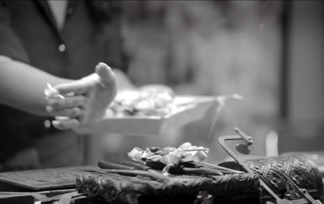 Penggambaran perhiasan Tutola diberi sesaji dalam video 'Tanah Air' Tutola. / Tutola Official Youtube