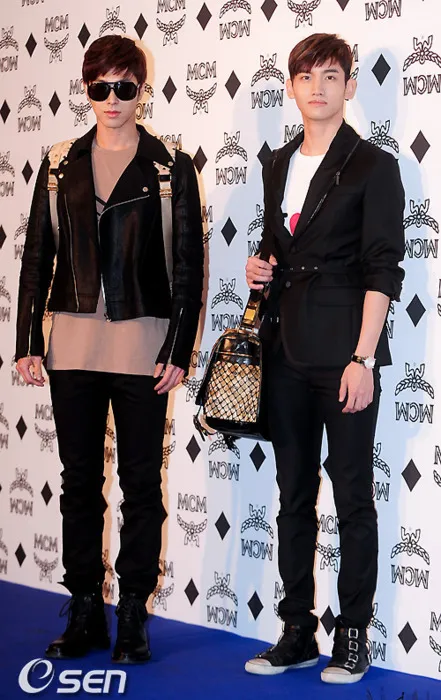 Yunho dan Changmin TVXQ saat menghadiri sebuah event fashion. Terlihat keren kan? ©fanpop.com