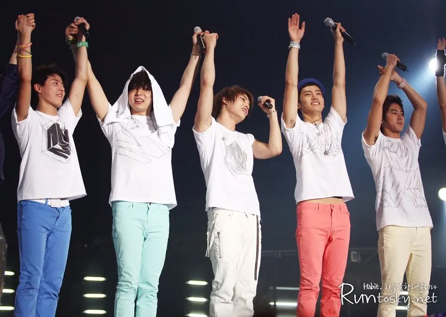 TVXQ saat masih lengkap berlima, bersama Jaejoong, Yoochun, dan Junsu. foto: credit as tagged