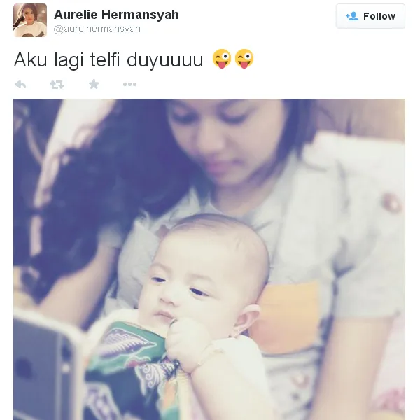 Gaya lucu Arsy yang sedang asyik selfie/©twitter.com/aurelhermansyah