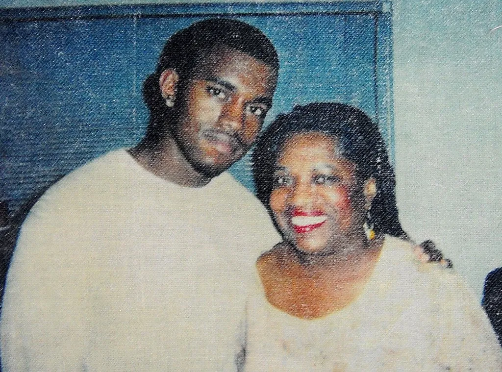 Tak hanya mengunggah foto bersama, Kanye West juga menyertakan caption menyentuh di hari ulang tahun Ibunya © twitter.com/kanyewest