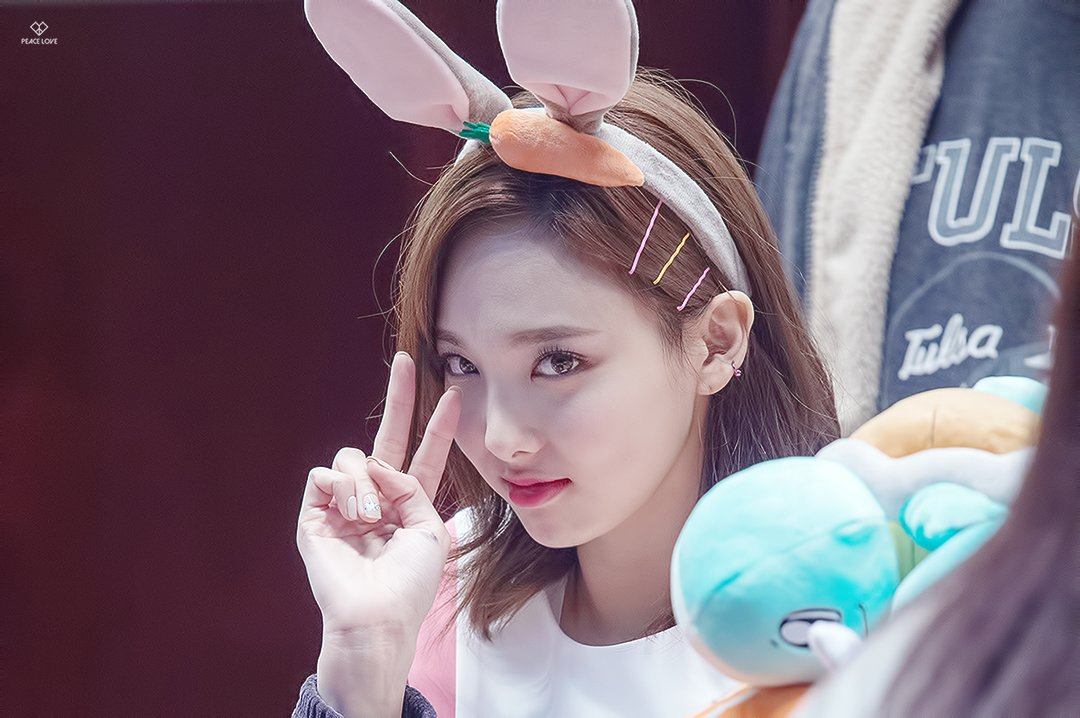 Naeyeon TWICE terlihat menggemaskan pakai bando kelinci. /©koreaboo.com