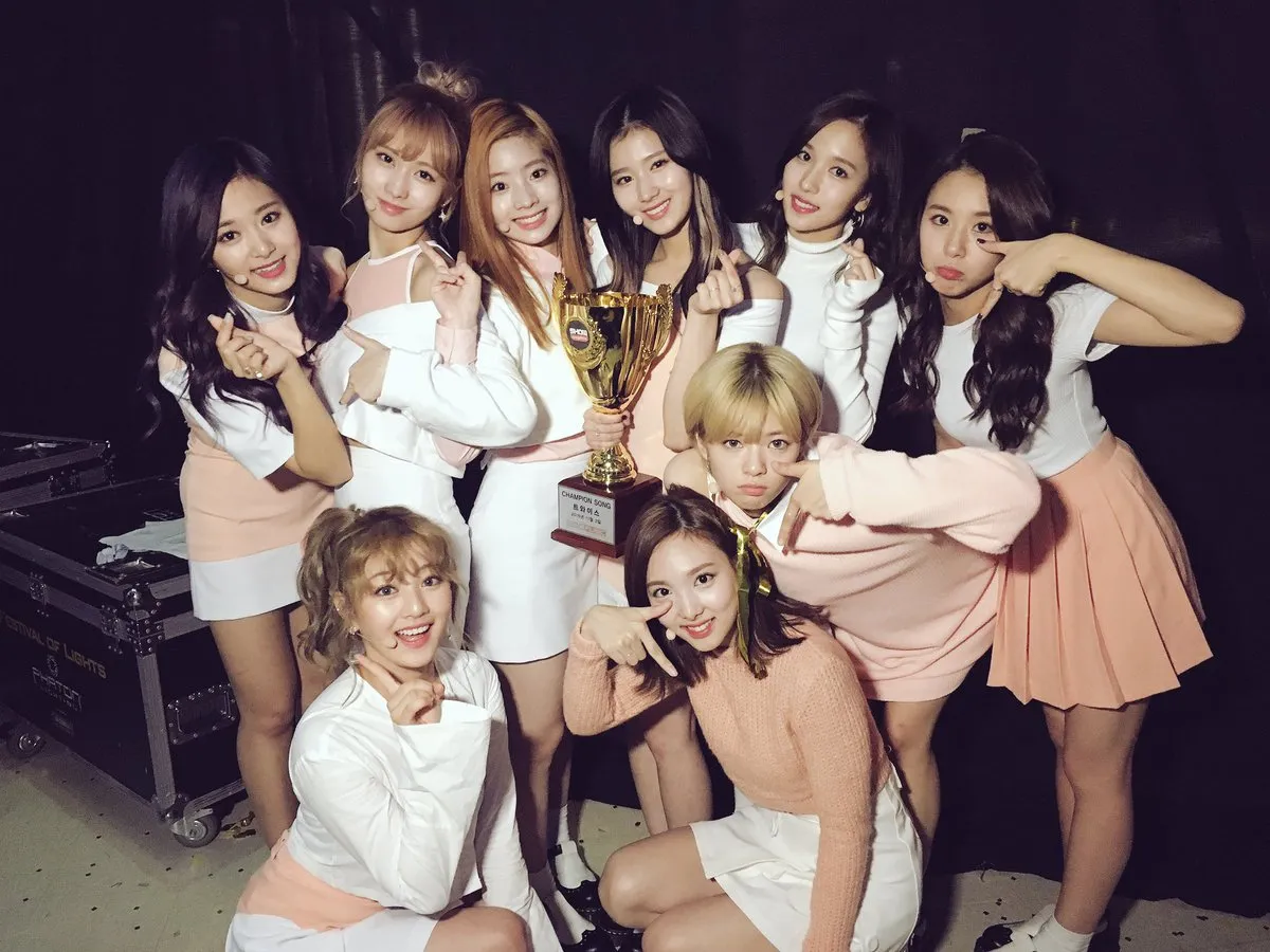 Sukses, TWICE meraih banyak piala dalam berbagai kategori dan ajang penghargaan. Credit: via soompi.com