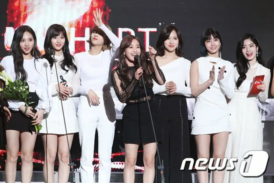 TWICE saat menerima penghargaan © News1