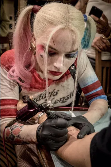 Harley Quinn jadi tattoo artist/©Official Twitter David Ayer