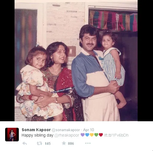 Ini dia potret bahagia keluarga Kapoor saat Sonam kecil masih di gendongan sang ibu @twitter.com/sonamakapoor