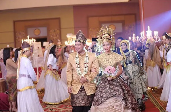 Resepsi pernikahan Tya dan Asyraf di Palembang. Keren kan?