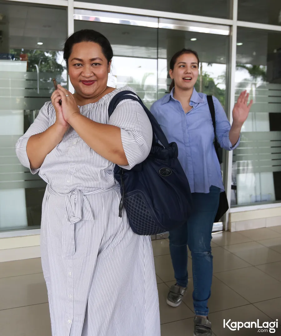 Tike Priatna dan Tya Ariestya menyempatkan diri menjenguk Jupe. © KapanLagi.com/Budy Santoso