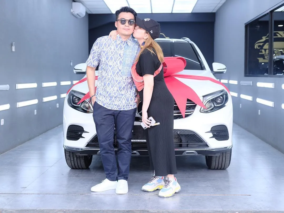 Tya diberi hadiah mobil oleh Irfan / Credit: Instagram - tya_ariestya