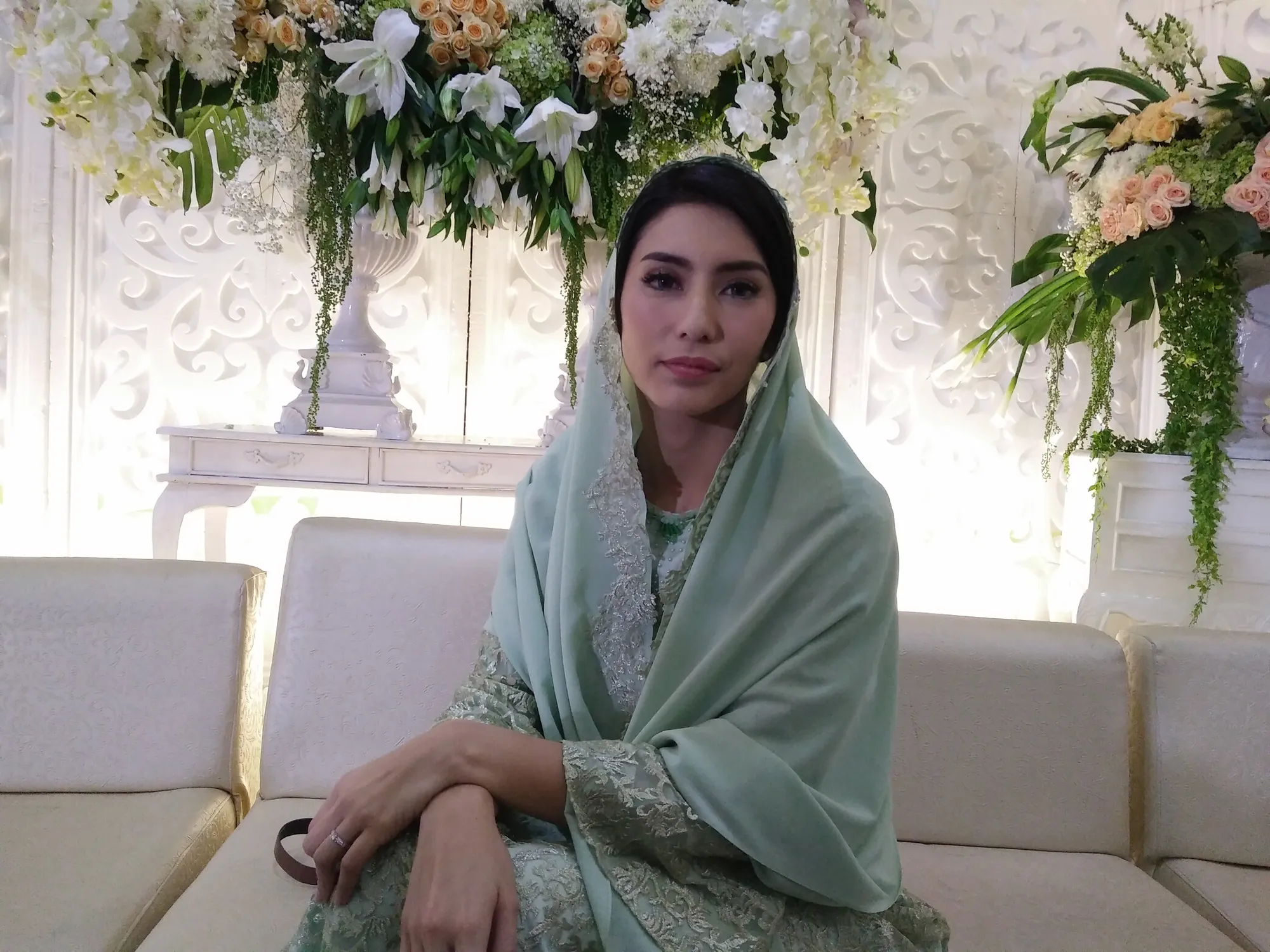 Tyas Mirasih tak mampu menahan laju deras air mata ketika meminta doa restu pada sang Ibunda © KapanLagi.com/Nuzulur Rakhmah