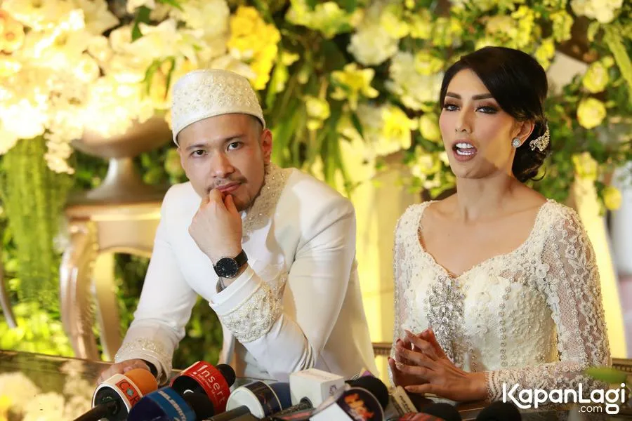Tyas pakai 3 baju untuk akad nikah © KapanLagi.com/Agus Apriyanto