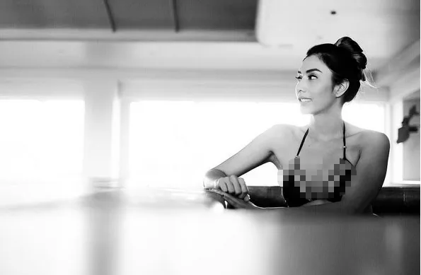 Tyas Mirasih terlihat menggoda dalam balutan bikini © Instagram.com/tyasmirasih