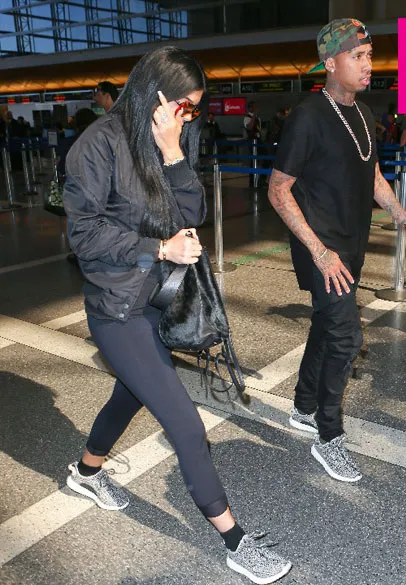 Kylie Jenner dan Tyga kembaran sepatu © Fameflynet